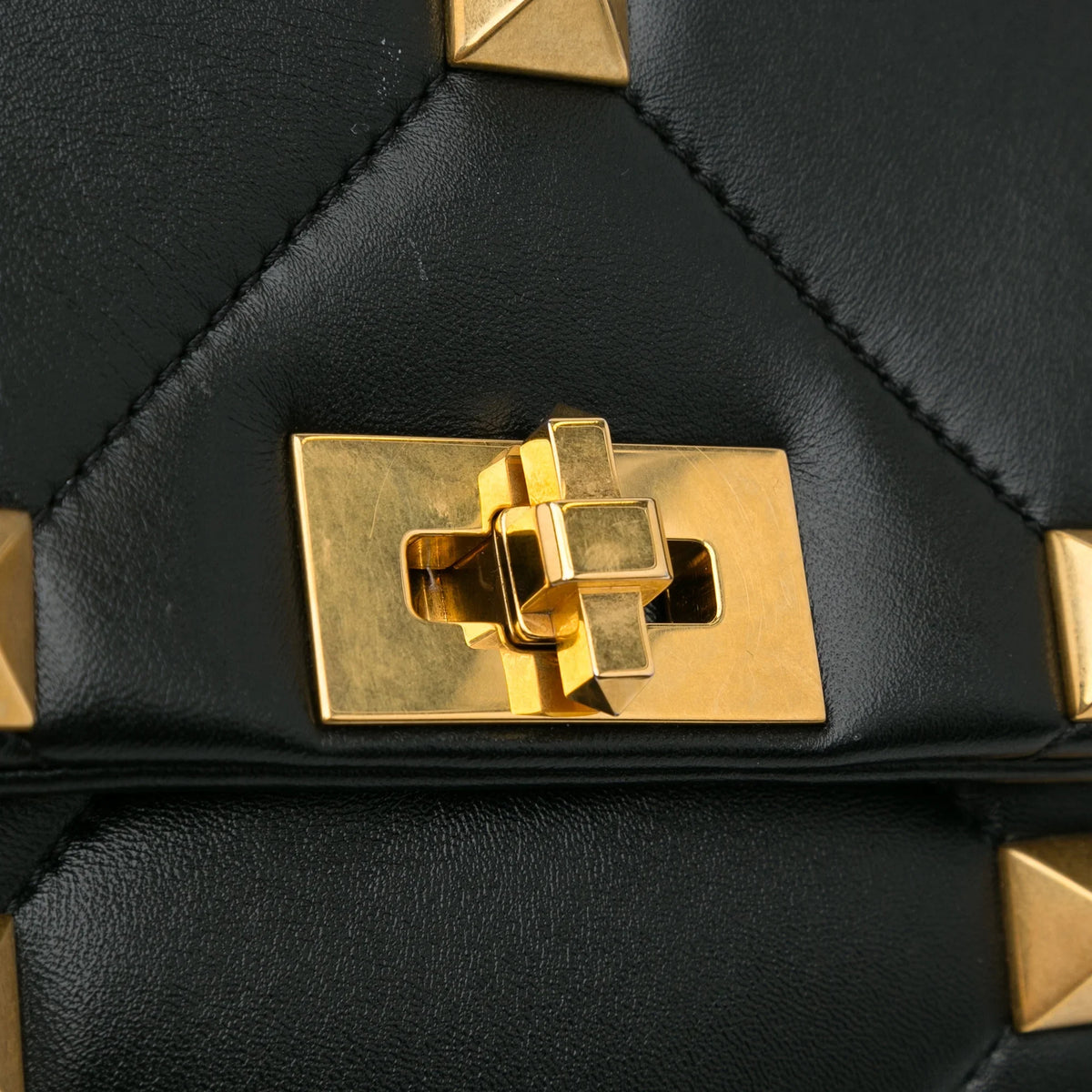 Pre-Owned Authenticated Valentino Medium Roman Stud Satchel Calf Leather Black Unisex (Good)